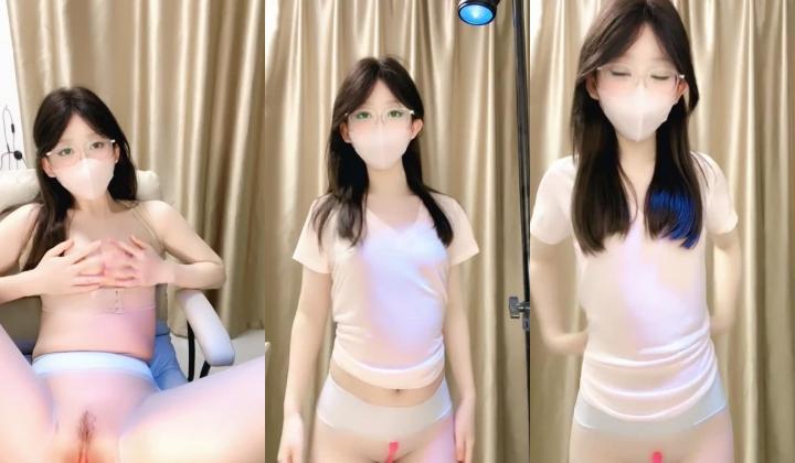 新人校花下海，高冷眼镜反差婊【蓝川诗诗】福利，粉鲍自慰抽插淫水泛光零距离插菊