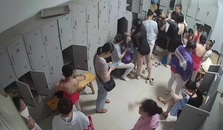 舞蹈班《监控破解》偷拍多位美女学员后台换衣服