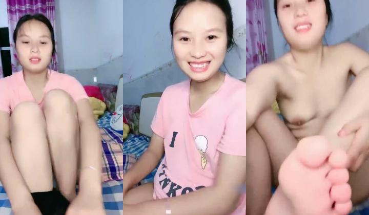 来大姨妈还直播~血超多，【红色高跟鞋】，都是姨妈的味道~超爽，这场面不多见，真是豁出去了，刺激