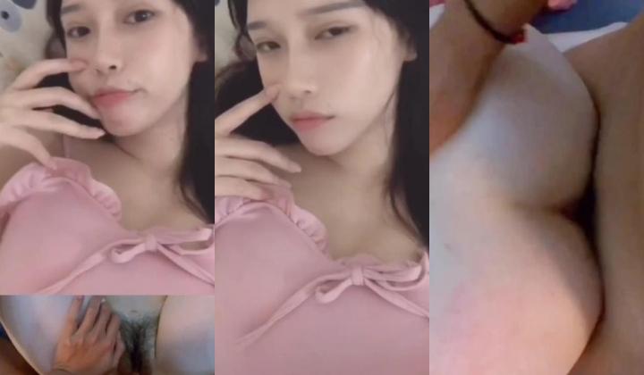 【清纯女神】皮肤犹如婴儿般粉，大蜜桃臀被拍红了，肏得两只大白兔上下晃动，真刺激哇！