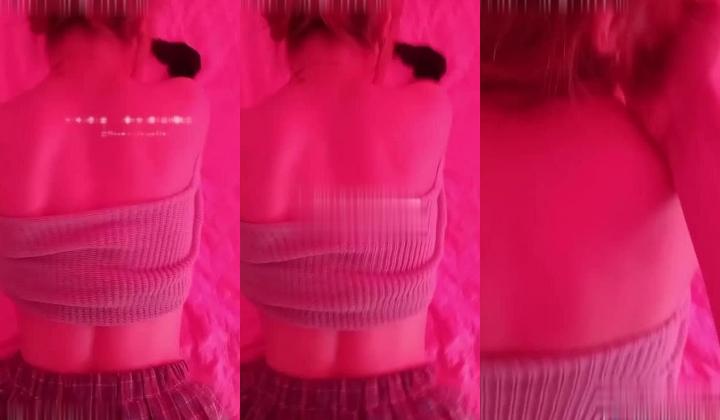 真实原创NTR情侣「张小妖」《新年约单男》+《帮单男撸射》老婆被单男压在身下，给我一只脚让我自己玩弄