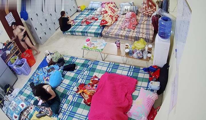 监控偷拍缅北电信诈骗公司女员工集体大通铺睡觉 ️有业绩才能回家