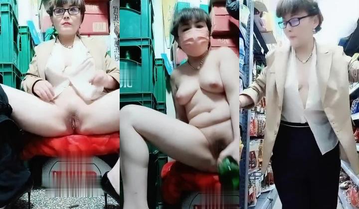 超市老板娘深夜发骚，真空上阵跟狼友互动撩骚听指挥，漏奶子还不够还要看逼逼，脱光了用啤酒瓶子插穴真刺激