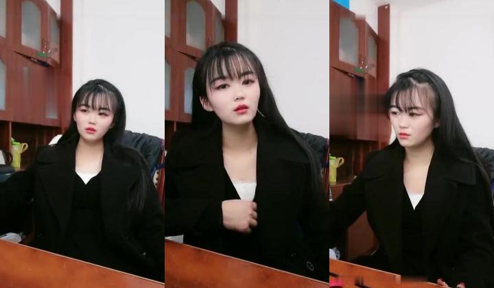 公司办公室女会计上班之余褕褕兼职果聊,桌下开档肉丝插入按摩棒,没少被老板干