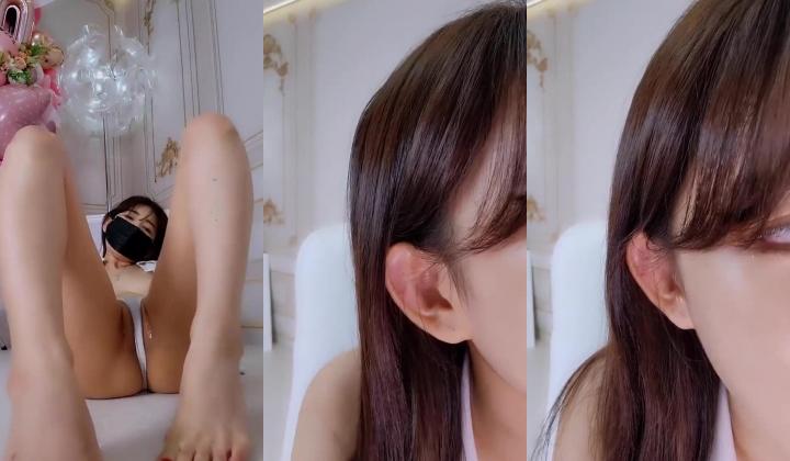 韩国小姐姐的诱惑，性感黑丝高跟鞋，乳夹玻璃棒舔弄，乳液抹在骚逼上，抖臀摆弄姿势