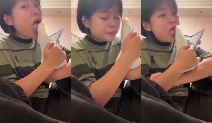 【真实露脸学生妹】，土豪重金举牌定制，为了还网贷，纯情美眉毫无底线自调，舔脚咬袜子捅菊花抠逼，简直了