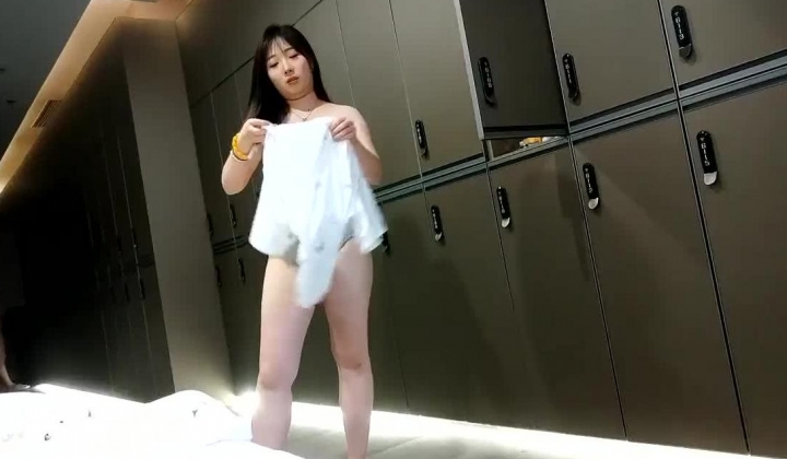 女偷拍大神潜入国内洗浴会所四处游走偷拍戏水沐浴更衣偷拍附近高校几个青春学妹