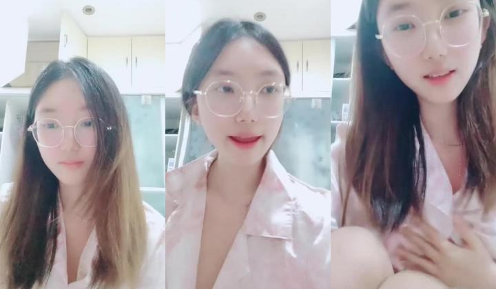 【安安宝贝】，清纯眼镜学妹，暑假在家偷偷播，看着外表是个乖乖女，脱光了骚气逼人