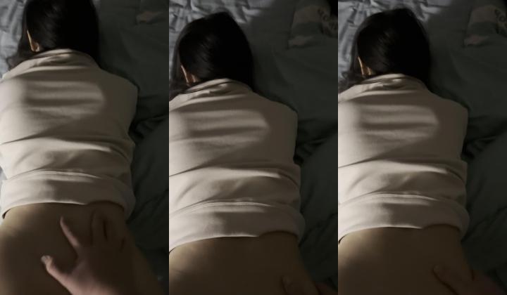 长发甜美眼镜纯情小姐姐露脸啪啪性爱自拍，生活照与吃鸡视频对比好反差