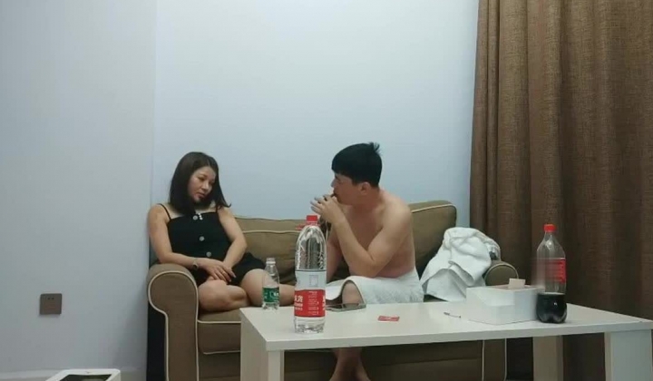 大奶良家美妇 我们好好聊不要老是这样 怎么啦你哭了 身材丰满吃饱喝足从沙发操到床上 好久没滋润了被操的爽哭了