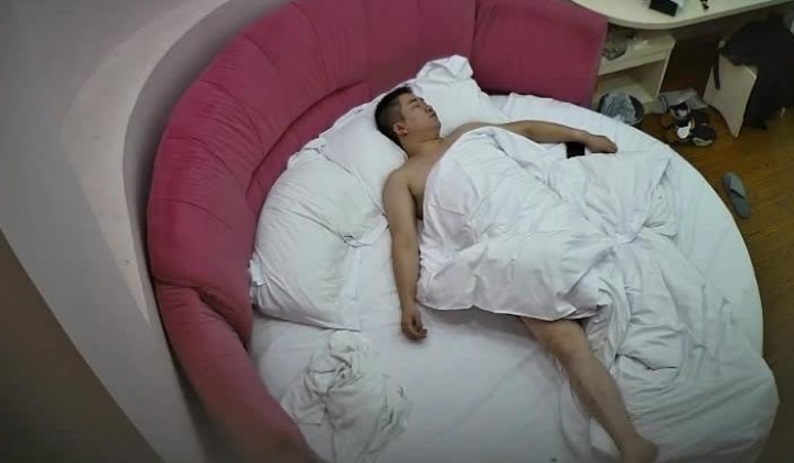 酒店偷拍 老哥出差无聊半夜叫个颜值还可以的小姐上门泄泄火