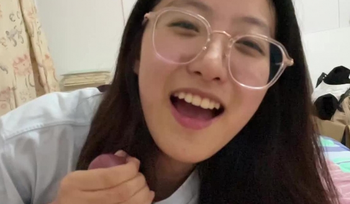 极品反差婊 眼镜妹就是骚，超神颜值，轻素颜无美颜纯天然，乐呵呵的吃吊然后口爆吞精