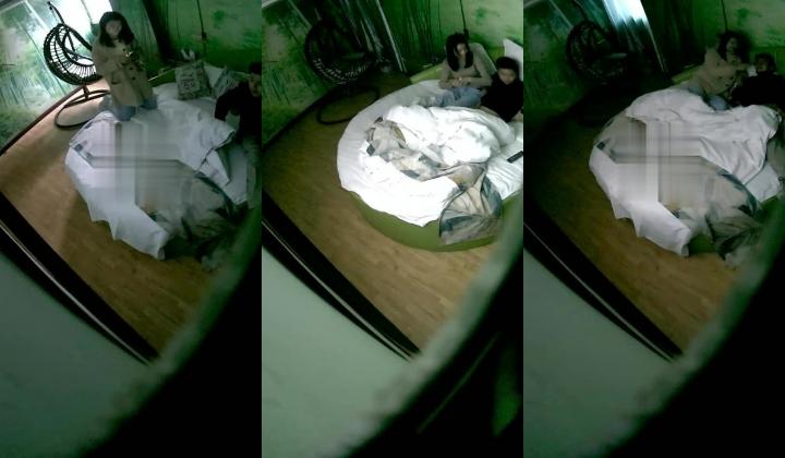 《绝版360补漏秘泄密》真实记录关系复杂男女开房滚床单~精彩不断~大哥吃饱喝足床上在吃鲍鱼69式激情无限