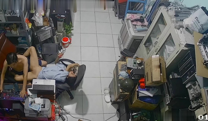 黑客破解摄像头监控偷拍 电脑维修店内夫妻口爆啪啪 超刺激！