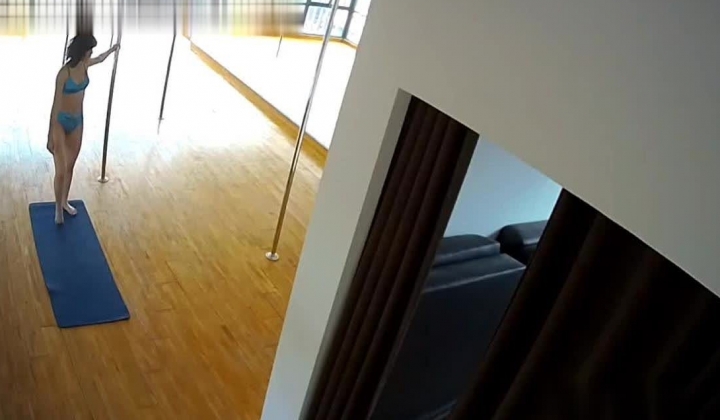 【极品稀缺 ️破解摄像头】钢管舞舞蹈室破解头偷拍 ️身材不错的小姐姐日常练功跳舞 适合高难度动作