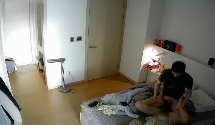 黑客破解家庭网络摄像头偷拍 ️白领夫妻日常性爱生活反差婊媳妇表面性冷感操完老公走后还自慰一下