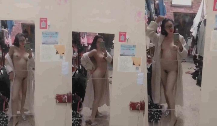 曾经火爆全网的私圈土豪定制高颜值大二露脸美女吴x晶学校宿舍紫薇露出