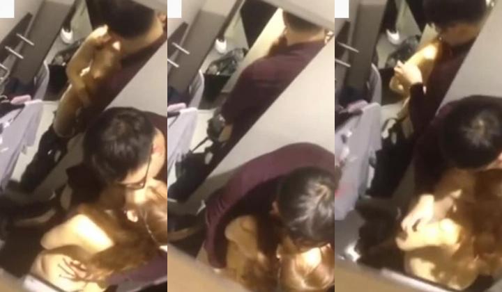 真实商场试衣间偷拍 某领导和情人竟在试衣间里搞起来了 外面很多人在讲话 露脸