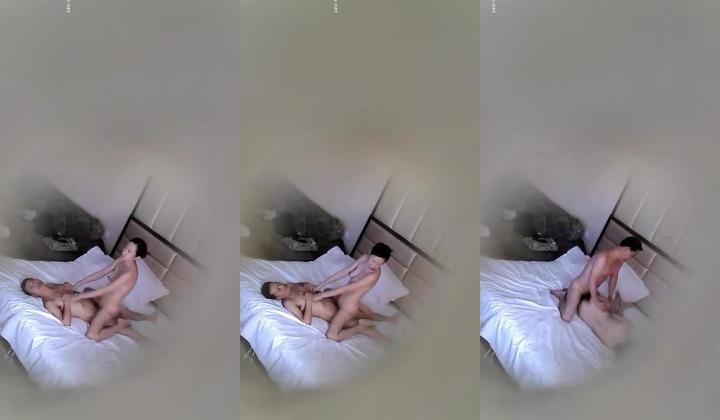 【酒店摄像头破解】，大叔与少妇的情史，喜爱看电视的少妇，口着鸡巴也要看，经典骑马姿势，经验真丰富！
