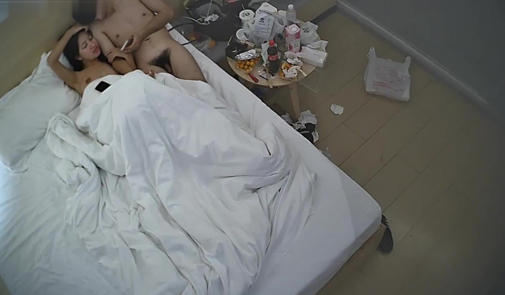 酒店偷拍 连续两天入住情侣气质甜美又身材不错的美女喜欢上位榨取男友精液