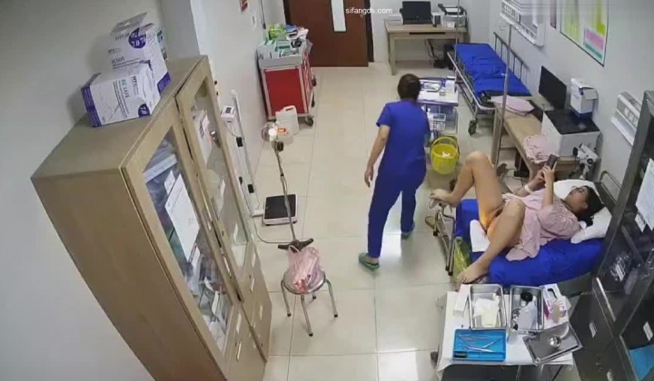 黑客破解正规医院妇科治疗室 ️监控摄像头偷拍医生给病人做阴道妇科检查真羡慕眼镜小伙医生每天阅逼无数