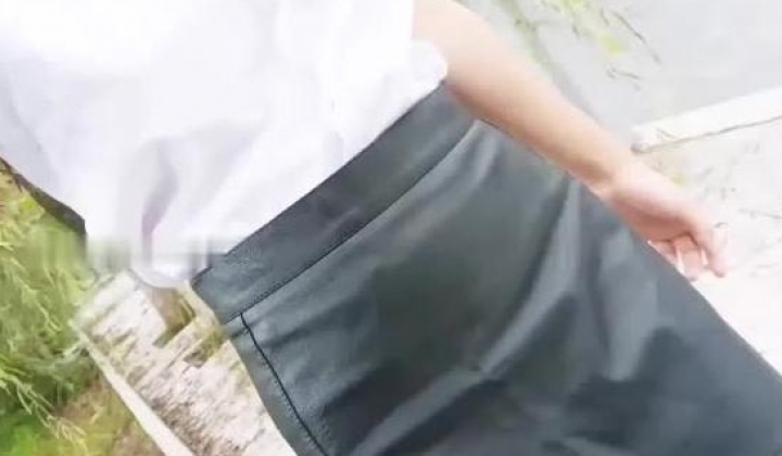 黑色短裙，河边散步的小妹妹：我刚从家里自慰出来，好寂寞啊洗了个澡，内内都还没有穿，哦哦哦要尿啦尿啦，好害怕呀！
