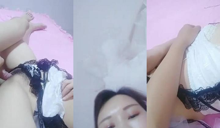 居家美少妇dior美女露脸夫妻做爱第二季，包皮大鸡巴无套抱着大白腿猛草，淫语激情浪叫呻吟表情风骚迷人