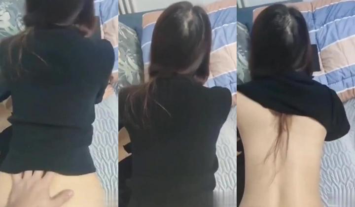 边偷情边跟老公打电话，跟老公说出来打工赚钱，给老公分担压力，其实是为了方便偷情，正跟老公打电话，老公还不知道此时正在被后入，还挺感动的！
