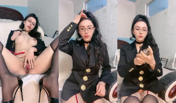极品尤物美御姐！黑框眼镜爆乳肥穴！收费房激情诱惑，开档黑丝自摸骚逼，抬起美腿掰穴，表情很是淫骚
