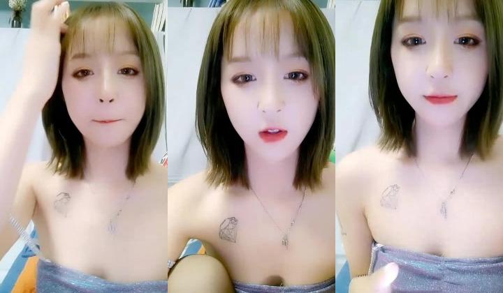 高颜值苗条身材短发妹子洗澡自慰 浴室洗完澡再到沙发上道具JJ抽插掰开特写