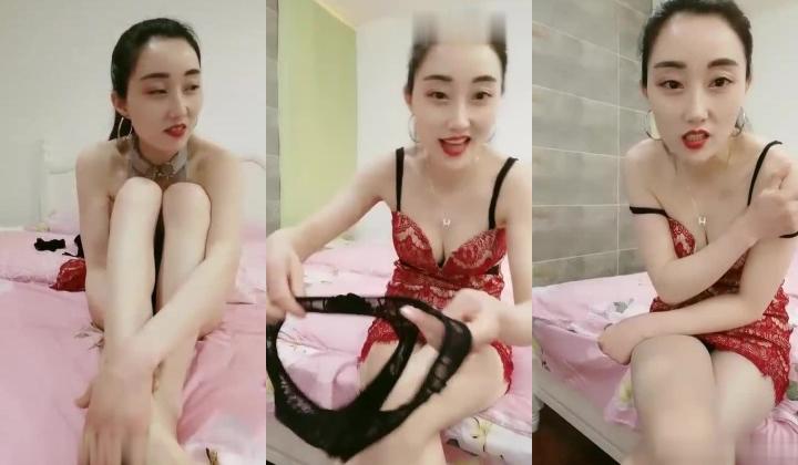 【浪逼淫妹】颜值不错美少妇灰丝高跟鞋大黑牛自慰，炮友沙发口交扣逼猛操高潮内射