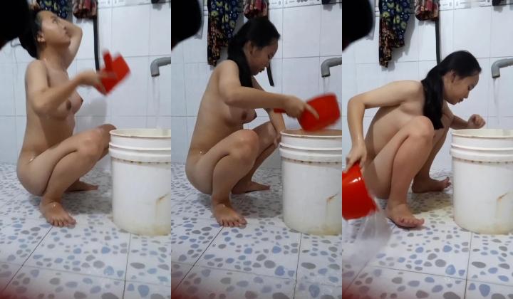 邪恶的房东暗藏摄像头 连着两次拍到同一个美女洗澡