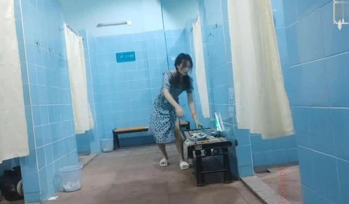 贵在真实，年轻小姐姐聚集地，游泳馆女士换衣淋浴间内部曝光，环肥燕瘦好多诱人的胴体，看见美女追着拍