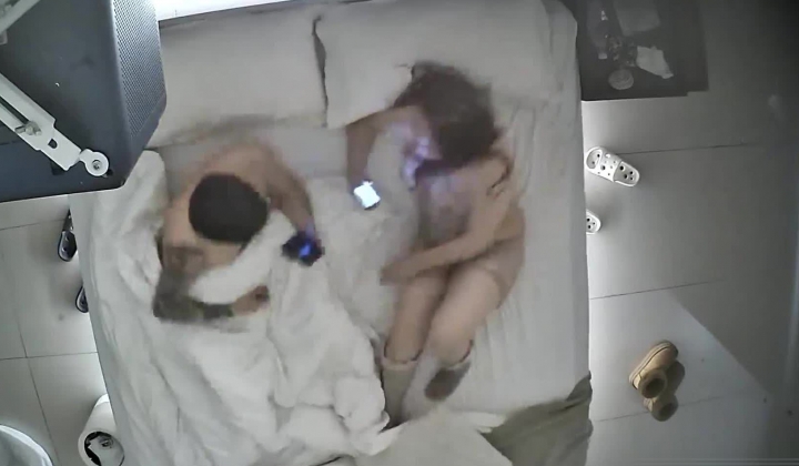 酒店上帝视角偷拍女友换上情趣睡衣后被小伙用超长大黑牛狂怼骚逼