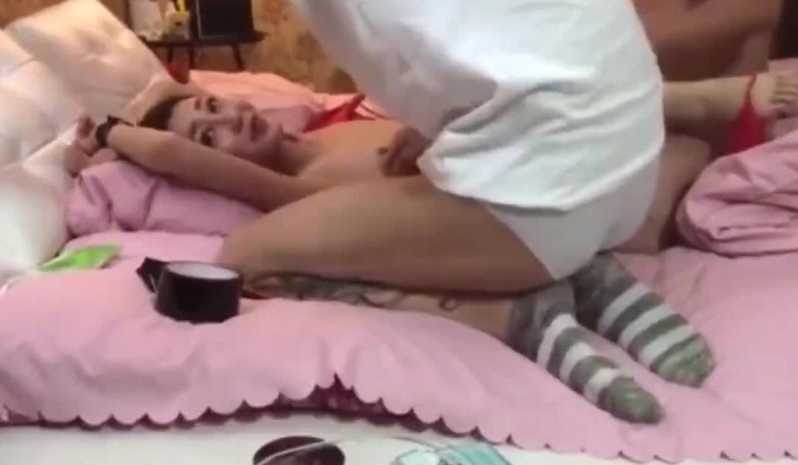 淫妻主动要求老公被绑起来操 我喜欢被强奸的感觉 我憋的难受 我要喷 刚插进去就说好舒服 太能叫 骚话不停肉欲满满 注意音量