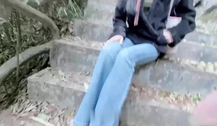 我跟后妈的性爱日记 - 长腿小妈牛仔裤景区野战爽翻天 观景台后入蜜臀狂插紧致小穴 湿淋淋的美鲍拉丝内射