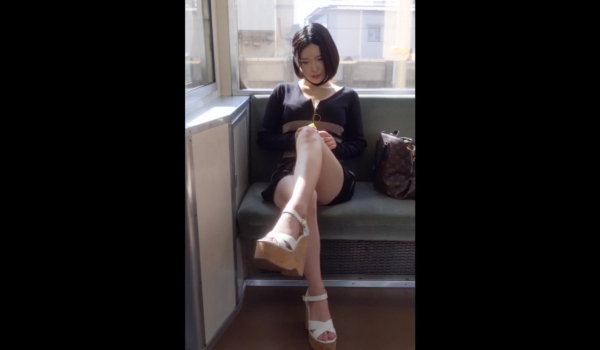 fc2ppv-2340959 電車内でパンティ露出　染み付きパンチラで挑発してくるエッチなお姉さ