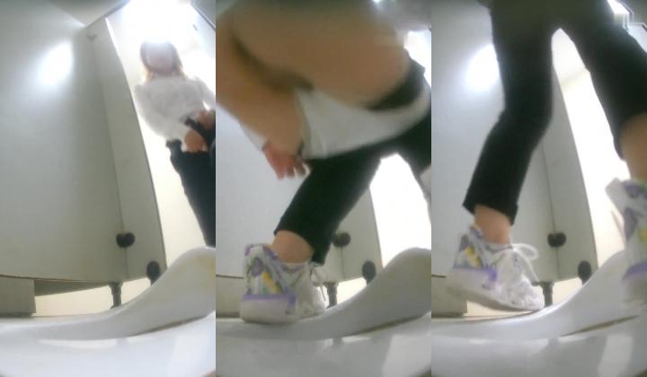 热闹商场女厕偸拍超多小姐姐方便，看脸看逼半蹲式撅个大腚看双洞妹子穿个短裤还穿个肉丝开裆真骚