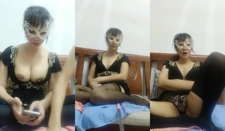 馒头逼43岁的妖艳熟女，一家三口，小伙大叔调教熟妇，滴蜡屁股，疼的直叫，骚妇骑乘位，太骚啦，几分钟就把大叔坐射了！