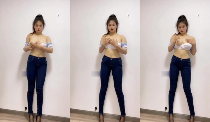 极品天然巨乳蜂腰肥臀网红小钢炮【万听】最新7月私拍福利，露脸裸身自摸裸舞，连体镂空情趣衣太赞了