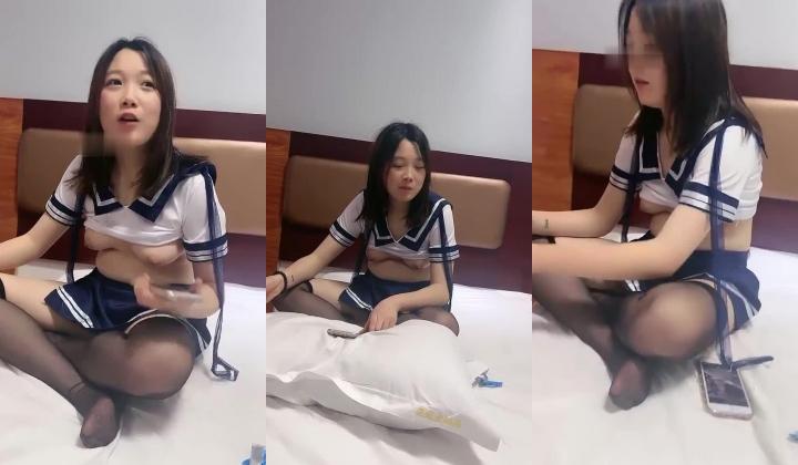 高颜值粉穴，阴毛稀疏年轻漂亮的反差女大，被无套爆操，叫声淫荡