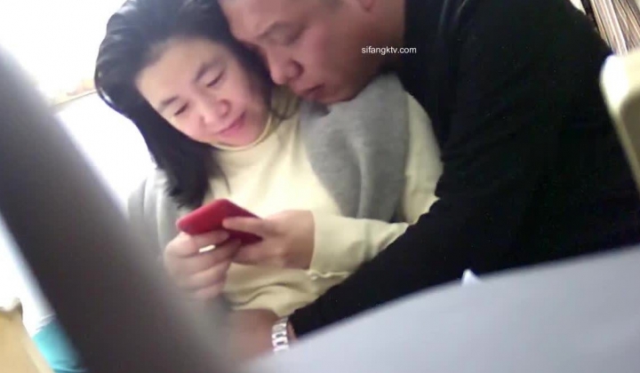 家庭摄像头破解入侵多角度真实偸拍，抽烟背纹烈女私生活曝光也是一个欲女，跟老公性爱还不满足，还总喜欢道具紫薇