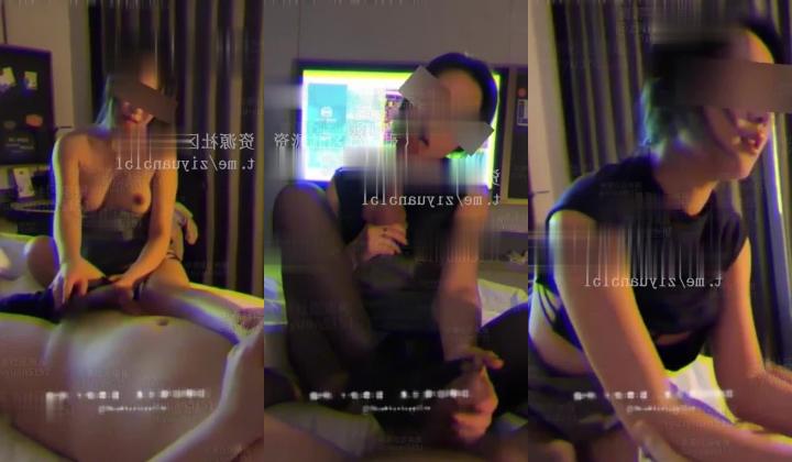 真实原创NTR情侣「张小妖」《新年约单男》+《帮单男撸射》老婆被单男压在身下，给我一只脚让我自己玩弄