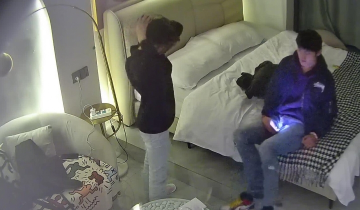 酒店偷拍连续3天入住的年轻情侣古灵精怪的双马尾可爱甜妹被男友不分日夜操了几次