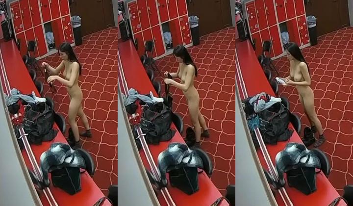 演出后台更衣室偷拍 ️身材不错的妹子换衣服,脱光衣服后还往胳肢窝喷香水，讲究人