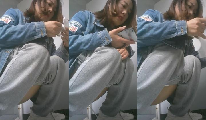 培训机构女厕双机位近景高清偸拍 多位小姐姐方便，脸逼同框看点十足
