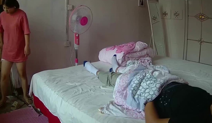 家庭摄像头破解偷拍，恩爱夫妻日常真实性生活，骚妻主动掏老公肉棒，如愿以偿脱光开肏，无套内射，事后很开心