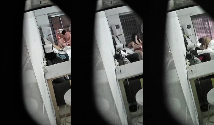 连锁酒店偷拍年轻情侣开房打炮 年轻人真会玩 女仆装 流鼻血走一波 男朋友好多天没干了 第一炮很快就缴枪 还有第二炮