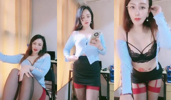 青岛淫妇第一人，【余君赴山海】，超骚御姐~!办公室 户外 车上跳蛋~漏水，玩得就是心跳和刺激